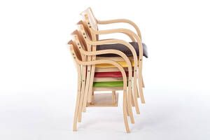 Gestapelt nehmen die Polsterstühle wenig Platz ein